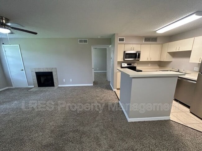 Building Photo - 380 Lakepointe Dr