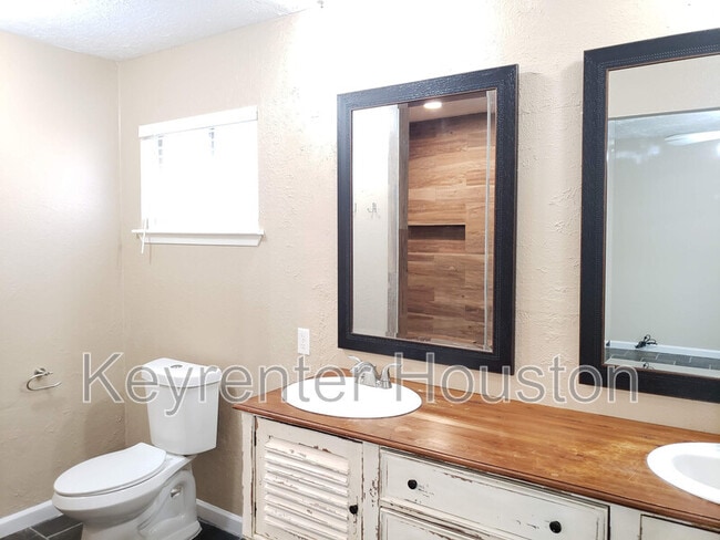 Building Photo - 23419 Verngate Dr