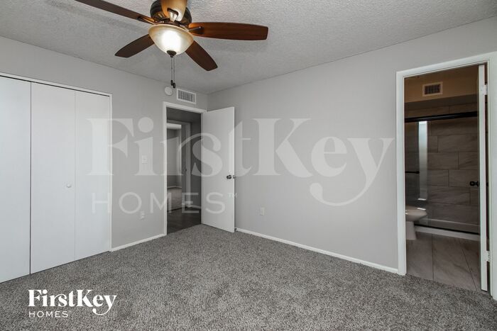 Building Photo - 5909 S Palm Dr