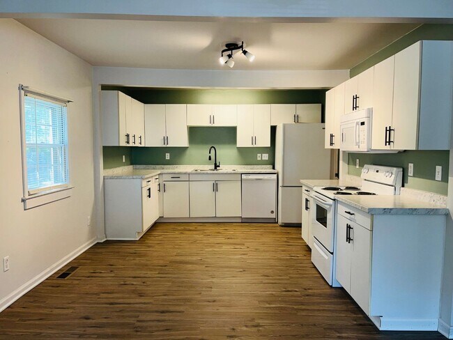 Building Photo - ***MOVE IN SPECIAL - $500 OFF 1ST MONTHS R...