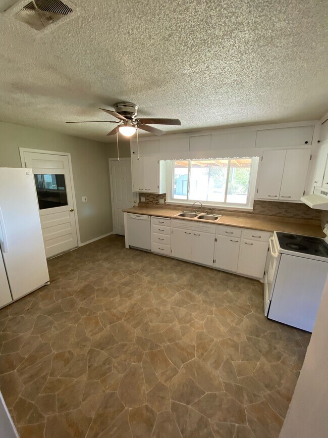 Building Photo - 1513 Hickory St