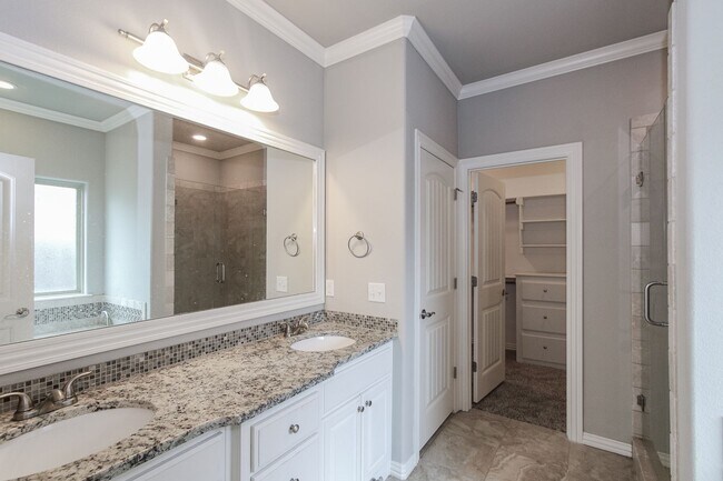 Building Photo - Gorgeous 3 bed/3 bath home in great Bentonville neighborhood