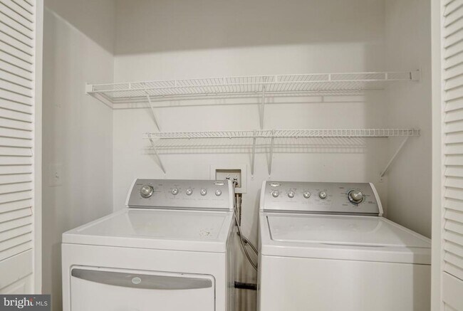 Building Photo - 6927 Rolling Creek Way