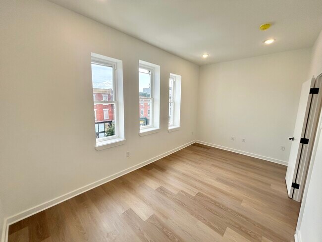 Building Photo - 2725 W Girard Ave
