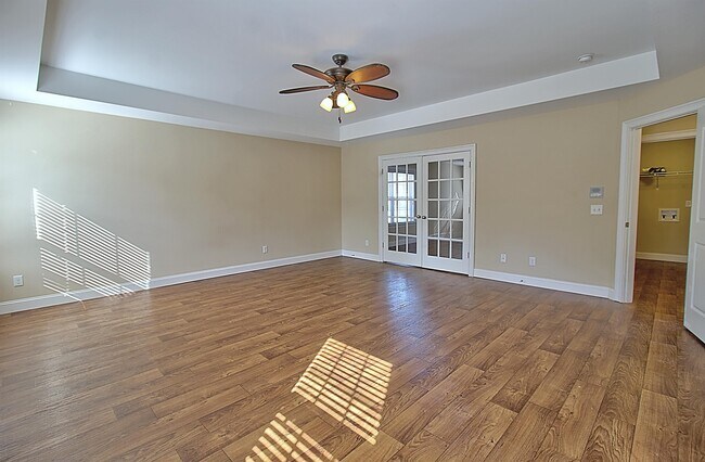 Building Photo - 41 E Clay St