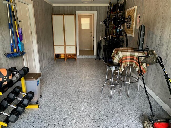 Building Photo - 1511 Fairfield Dr