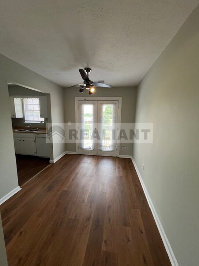 Building Photo - 425 Lenney Dr