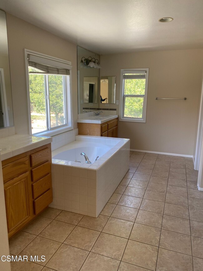 Building Photo - 2559 Parade Ave