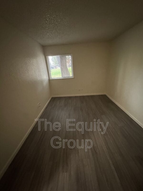 Building Photo - 1402 W Elowin Ave