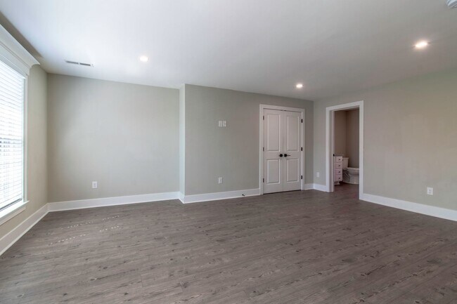 Building Photo - Downtown Milford Year Round Rental - Unfur...