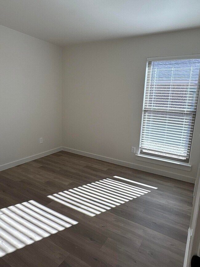 Building Photo - 2509 Kenwood Ave