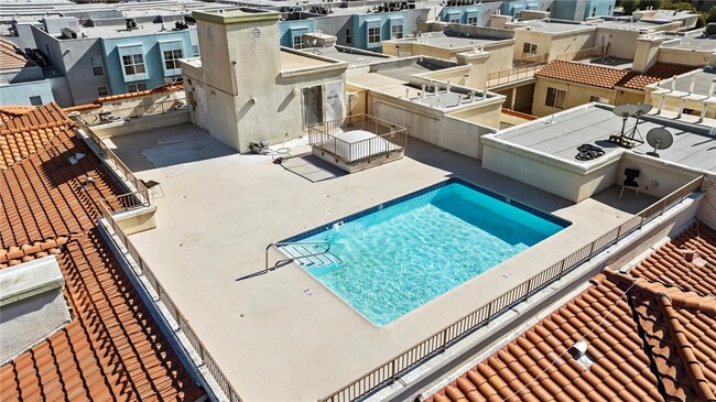 Building Photo - 16940 Chatsworth St