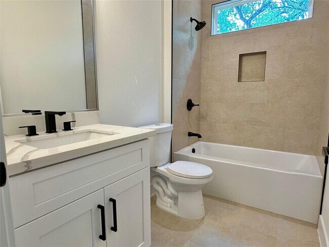 Building Photo - 5206 Country Club Dr