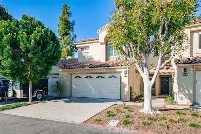 Building Photo - 3 Almador