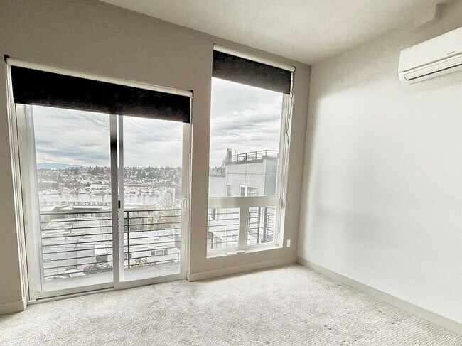 Building Photo - 2 Bed + Den 2 Bathroom Eastlake Townhome with Spectacular Views