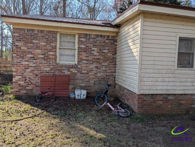 Building Photo - 1198 Hendrick Rd