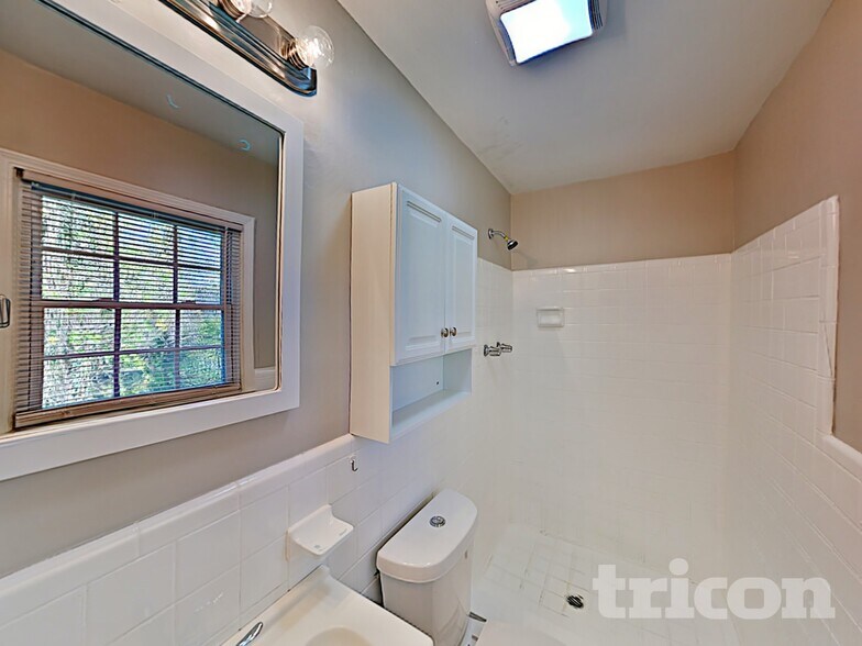 Building Photo - 1606 Huntington Dr
