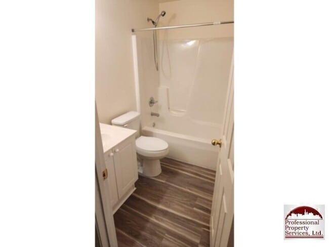 Building Photo - Spacious 3 Level Townhome In Wellington Tr...