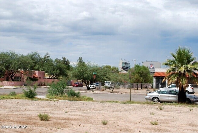 Building Photo - 1604 E 10th St