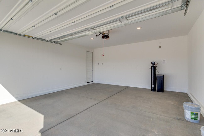 Building Photo - 1346 E Glass Ln