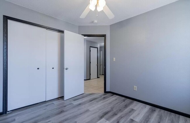 Building Photo - 3 bedroom, 2 bath home: The Highlands!