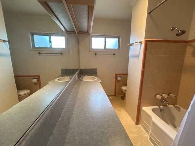 Building Photo - Spacious, Refreshed 2 Bed 1 Bathroom House In Redding!