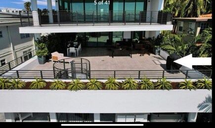 Building Photo - 1930 Bay Dr