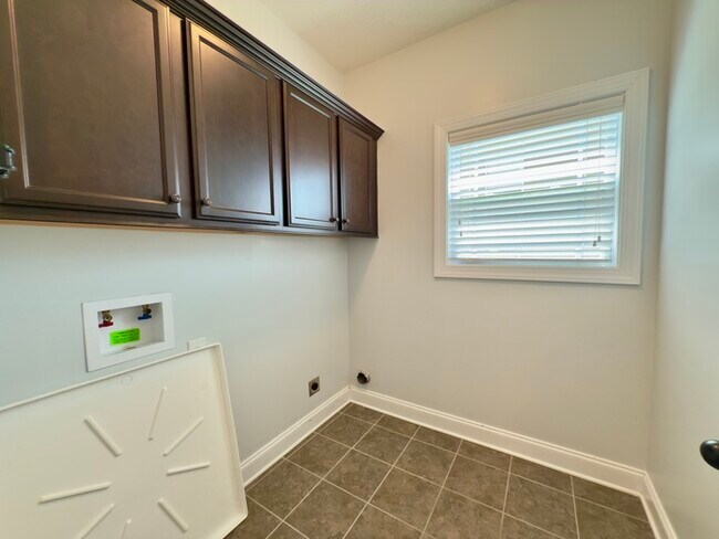 Building Photo - 532 Larkspur Dr