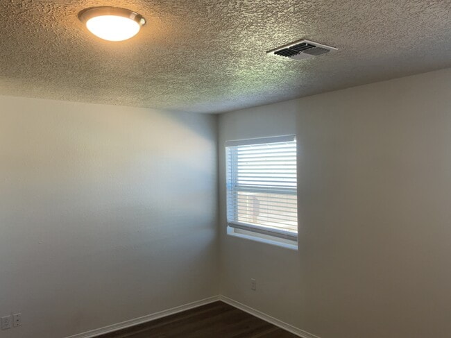 Building Photo - 904 Crown Ct NE