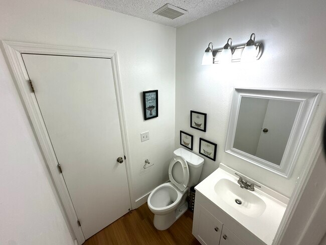 Building Photo - 6020 Scotchwood Glen