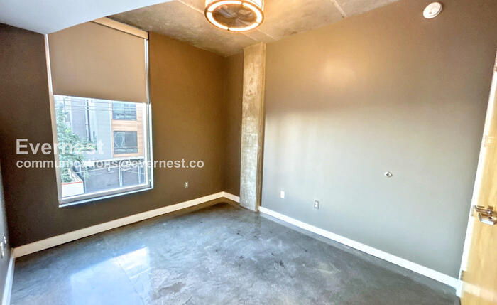 Building Photo - 600 12th Ave S