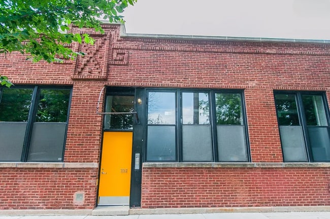 Primary Photo - RAVENSWOOD - BEAUTIFUL AND LARGE LOFT FOR ...