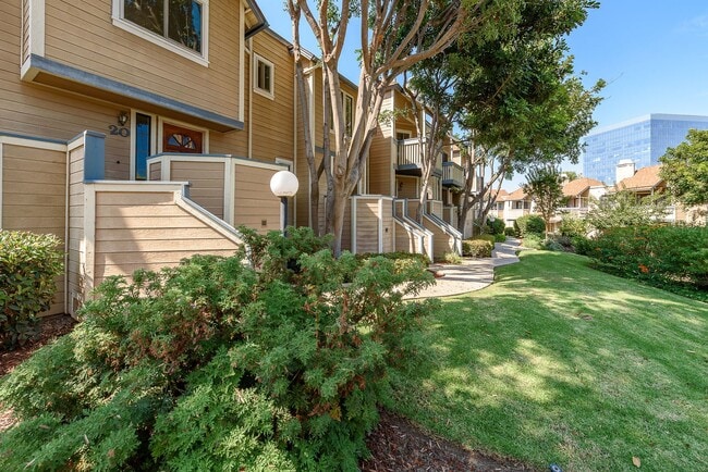 Primary Photo - Convenient, Spacious Townhome for Rent in ...