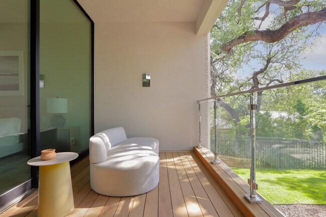 Building Photo - 2106 Matthews Dr