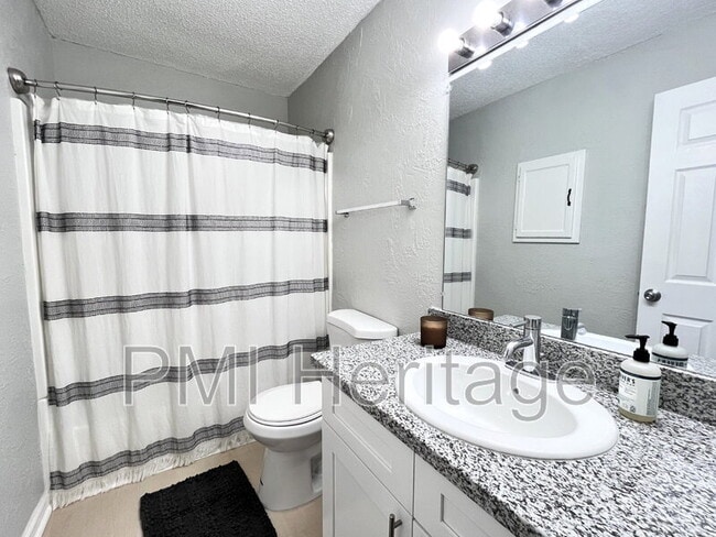 Building Photo - 1373 E Sequoyah Ct