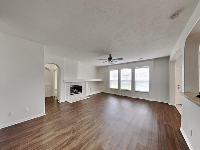 Building Photo - 1120 Sunset Lakes Dr