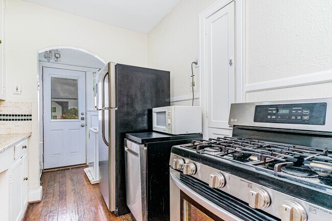 Building Photo - 5930 La Vista Dr