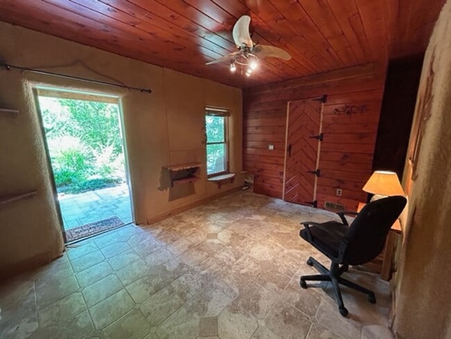 Building Photo - East AVL - Beautiful Zen Garden Apt with Sauna!