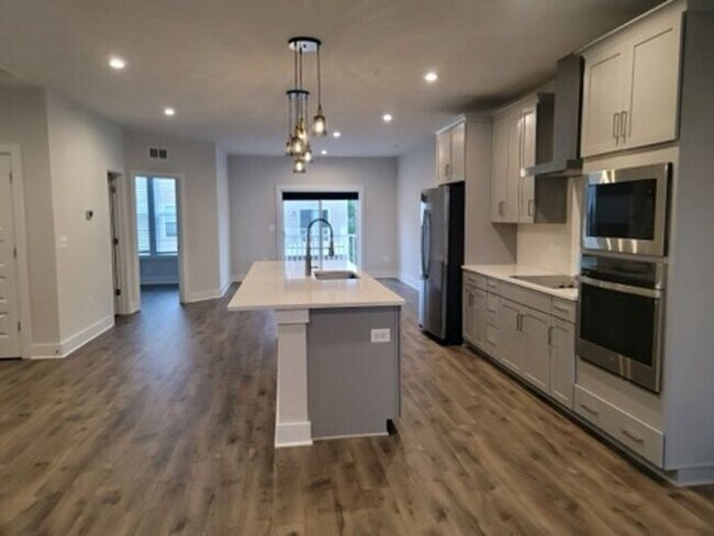 Building Photo - Like-New, Built in 2022, Gorgeous 2-story 3-Bedroom, 2.5 Bath Condo, located in the heart of Henr...