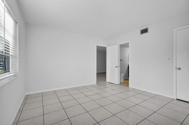 Building Photo - 9 NE 19th Ct