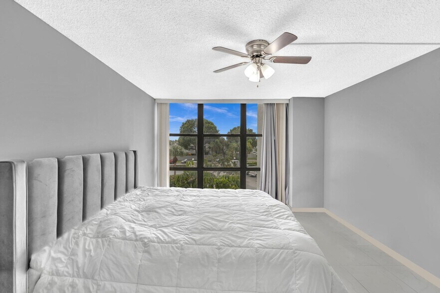 Building Photo - 1000 Parkview Dr