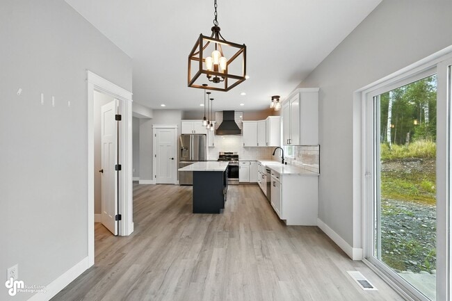 Building Photo - Charming & Updated 4BD/2.5BA!