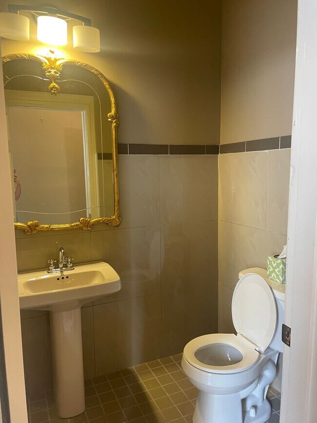 Building Photo - 1025 Church St