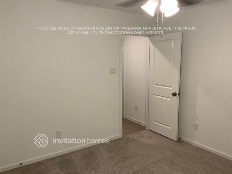 Building Photo - 3950 Saddleback Dr
