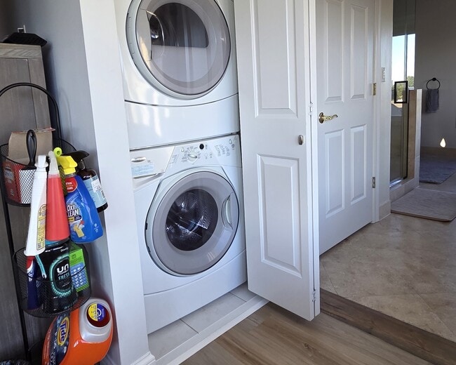 Building Photo - 1515 N Van Buren St