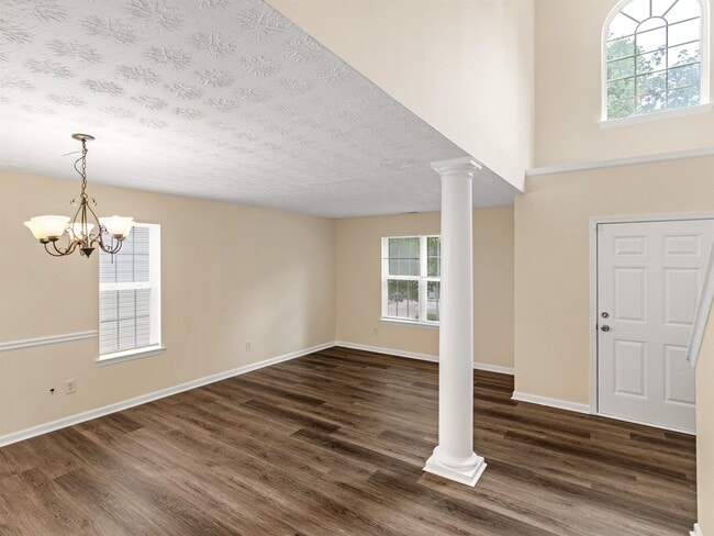 Building Photo - 310 Sarasota Ln