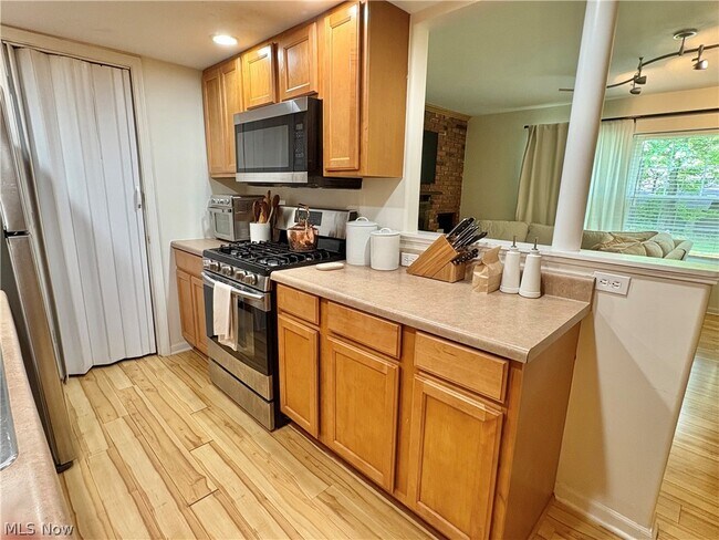 Building Photo - 6910 Carriage Hill Dr