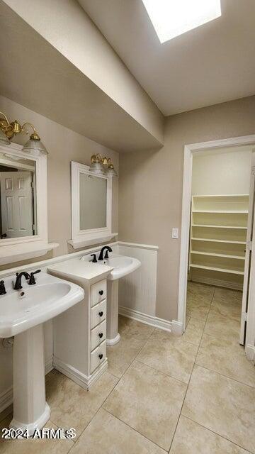 Building Photo - 211 E Tremaine Ave