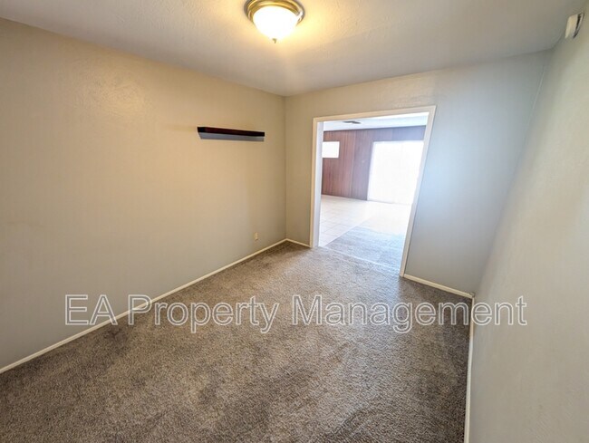 Building Photo - 3204 La Veta Dr