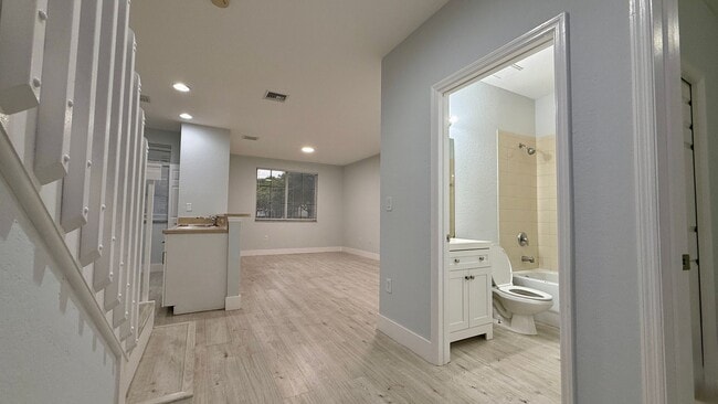 Building Photo - Spacious 3/3 Townhouse with Lake View – Sa...